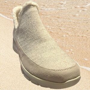 SKECHERS Easy Going - Winter Kiss (Natural) Women's Chukas.